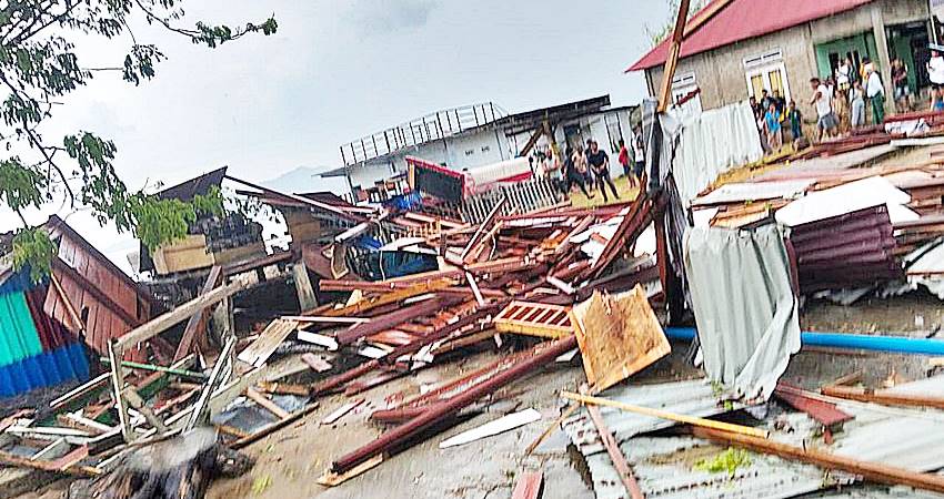 TERSISA PONDASI - Homestay BUMDes Ponelo rusak berat usai diterjang puting beliung, Ahad (3/8) sore. (foto : istimewa)