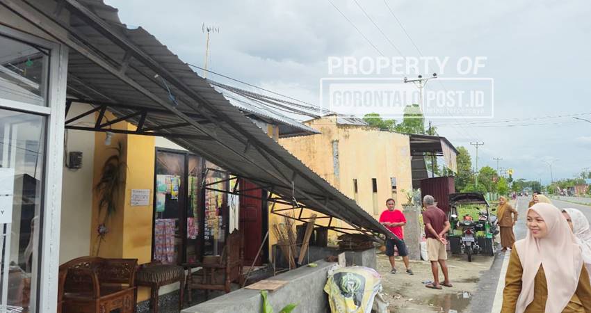 PORAK PORANDA - Rumah warga yang terdampak angin puting beliung di Desa Padengo, Kecamatan Limboto Barat, Kabupaten Gorontalo, Senin (25/8). (Foto :Deice/Gorontalo Post)