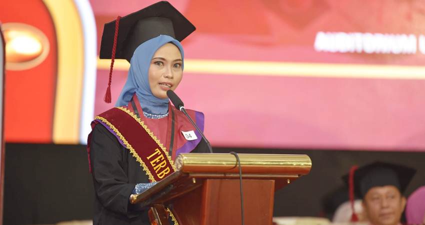 Nurlia Herman, S.Pd., wisudawan terbaik UNG saat memberi kesan dan pesan dalam kegiatan wisuda ke-56 UNG, Kamis (21/8/2025). (F. Istimewa)