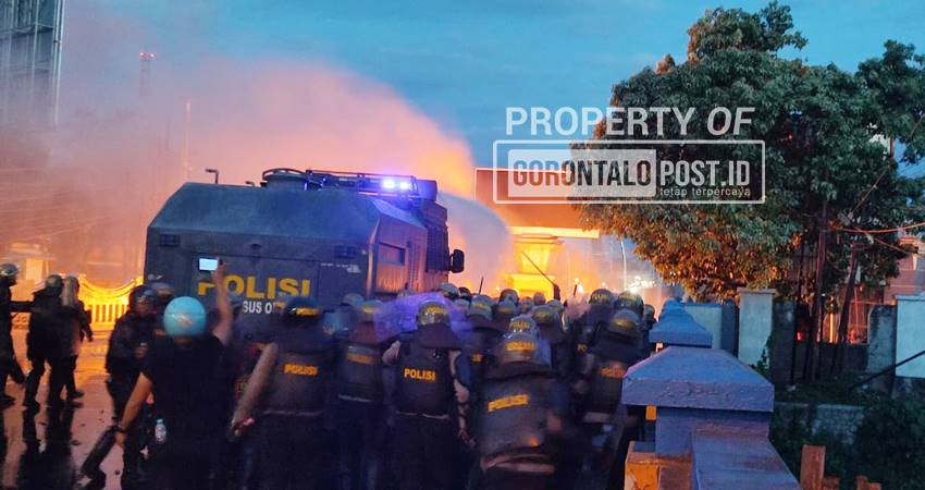 TAK DITEMUI PEJABAT - Massa aksi aliansi Merah Putih dibubarkan paksa aparat setelah mulai anarkis lantaran kecewa tidak ada pejabat yang menemui mereka sejak siang, Senin (1/9). (foto : natha-diyanti / gorontalo post)