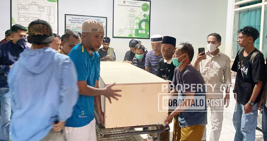 Peti jenazah MJ saat hendak dibawa pihak keluarga dari kamar mayat RSAS Kota Gorontalo menuju rumah duka di Kabupaten Muna, Sulawesi Tenggara, Senin (22/9). (Foto : Diyanti/Gorontalo Post)