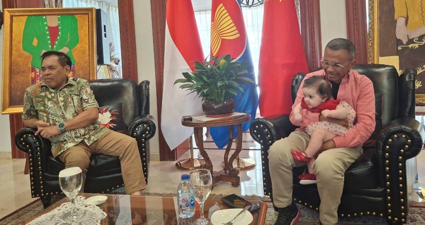 Duta Besar RI di Tiongkok Djauhari Oratmangun berbincang dengan Dahlan Iskan yang memangku bayi bule di Wisma Indonesia, Beijing. -HARIAN DISWAY-