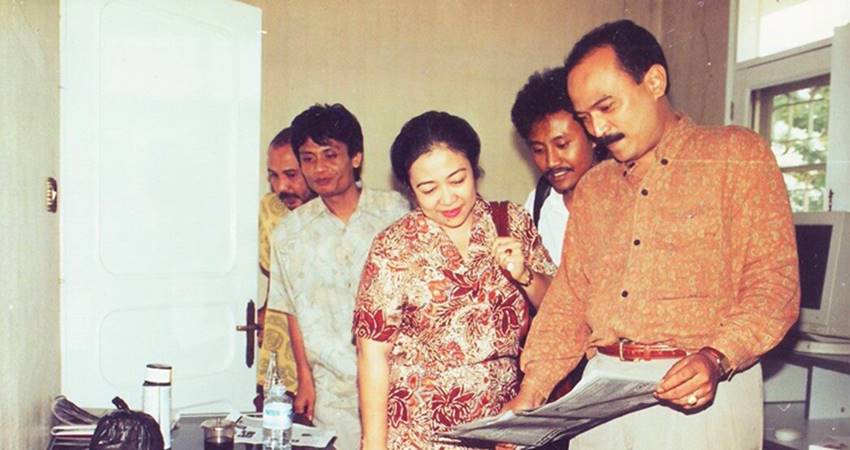 Erros Djarot (kanan) memperlihatkan sebuah halaman surat kabar pada Megawati. Foto ini disebutkan Megawati datang ke kantor media Detik.--
