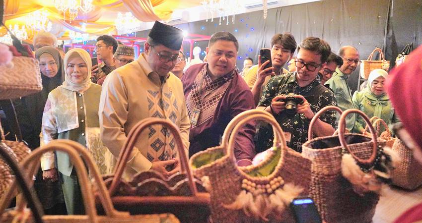 EKRAF - Menteri Ekonomi Kreatif Teuku Riefky Harsya, bersama Wakil Gubernur Idah Syahidah RH, melihat produk ekonomi kreatif, saat pembukaan HACF 2025 di GPCC Kota Gorontalo, Sabtu (27/9). (foto : dok/bi gorontalo)