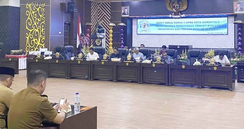 BAHAS PAD - Rapat Komisi II DPRD Kota Gorontalo dengan mitra OPD terkait realisasi capaian PAD semester dua tahun 2025 di Kota Gorontalo, Selasa (16/9). (foto : istimewa)