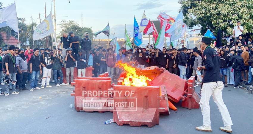 AKSI Unjuk rasa mahasiswa Gorontalo di simpang lima telaga, yang berujung ricuh Senin (1/9). Di berbagai daerah aksi demontrasi mengakibatkan korban jiwa berjatuhan, seperti di Jakarta, Jogjakarta, Solo,m Makassar, dan Manokwari. (foto : dok / gorontalo post)
