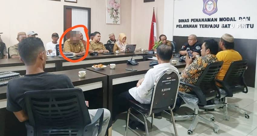 Sekretaris APTRI Gorontalo inisial SJ terpantau bersama para pengurus APTRI serta petani tebu saat berada di kantor dinas PTSP Provinsi Gorontalo dalam rangka urusan terkait masalah para petani tebu.
