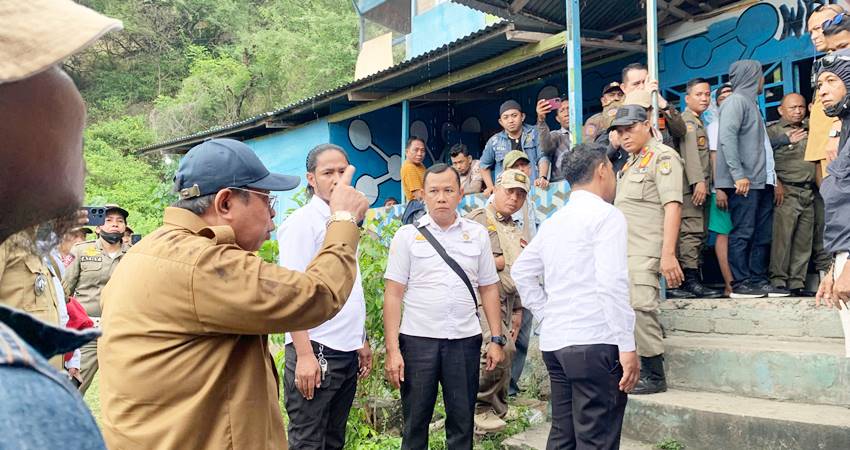 Wali Kota Gorontalo Adhan Dambae saat melakukan pengecekan langsung lahan proyek KNMP di Kelurahan Leato Selatan, Kecamatan Dumbo Raya, Kota Gorontalo, Senin (29/9). (Foto: Ndi/HARGO)