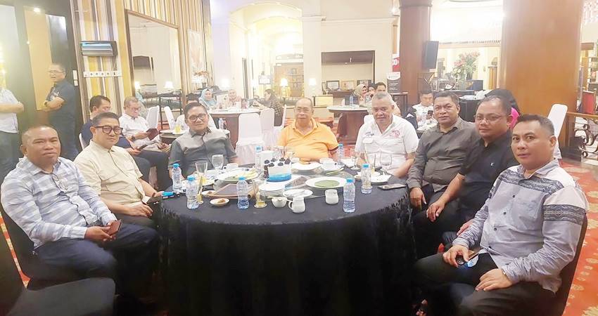 Wali Kota Gorontalo Adhan Dambea, Wawali Indra Gobel, bersama mantan Wali Kota Marten Taha, mantan Wawali Charles Budi Doku, dan sejumlah politisi dalam pertemuan di Grand Q Kota Gorontalo, akhir pekan.