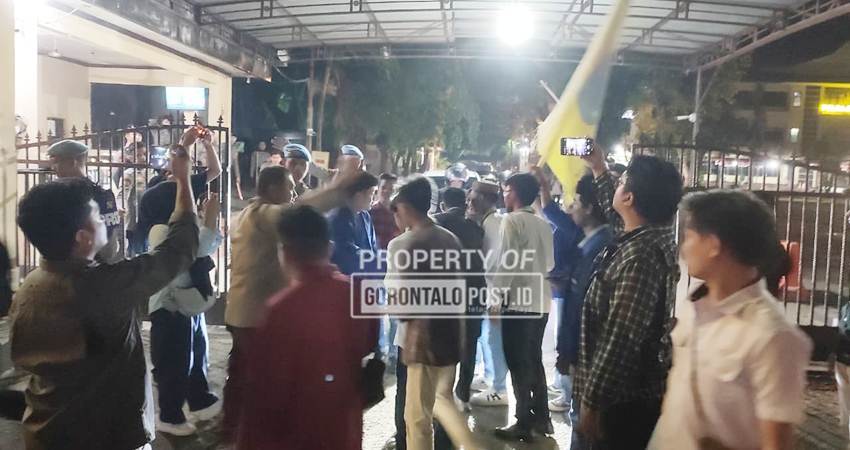 Kurang lebih 11 aktivis dibebaskan dan disambut oleh rekan-rekan mahasiswa di depan pintu Polda Gorontalo, Selasa (2/9). (F. Natharahman/ Gorontalo Post)