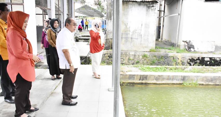 Wali Kota Gorontalo, Adhan Dambea ketika meninjau Balai Benih Ikan yang ada di Kecamatan Kota Tengah, Kamis (18/9/2025). (Foto: Prokopim)