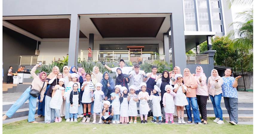 WEEKEND SERU - Para Chef Aston Gorontalo Bersama Junior Chef dan orang tua pada kegiatan Junior Chef Cooking Class yang berlangsung di Hotel Aston Gorontalo, Ahad (21/9).  (foto : dok / aston gorontalo)