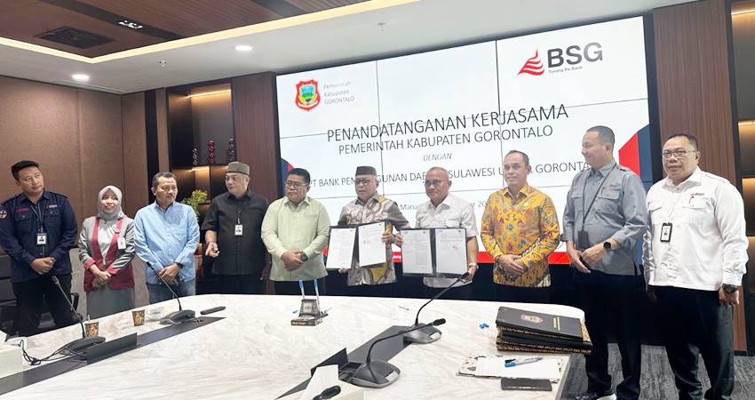 Bupati Gorontalo Sofyan Puhi foto bersama dengan Direksi BSG usai penandatanganan MoU di Manado.