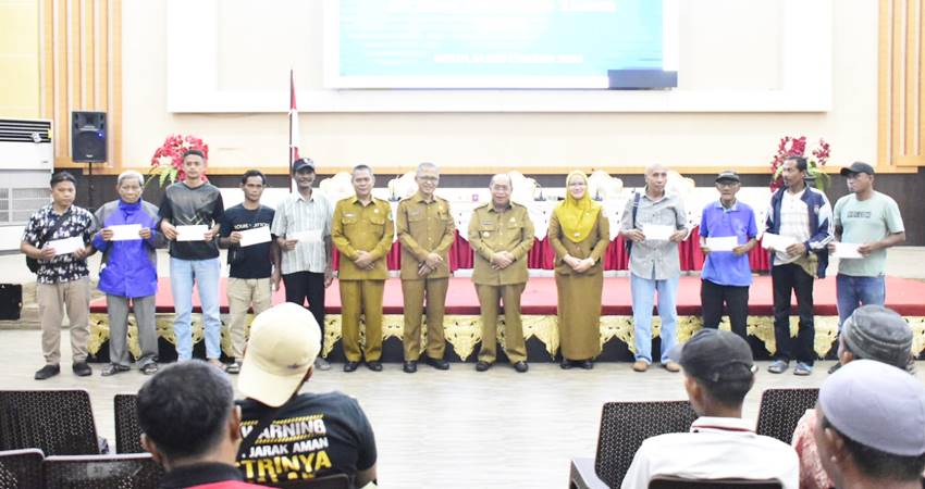 Wali Kota Gorontalo, Adhan Dambea didampingi oleh Sekda Kota Gorontalo, Ismail Madjid, Kepala Dishub, Hermanto Saleh, Kabag Ekonomi, Kaima Camaru, ketika foto bersama dengan perwakilan penerima bantuan BBM, Senin (15/9/2025) di BLY. (Foto: Prokopim)