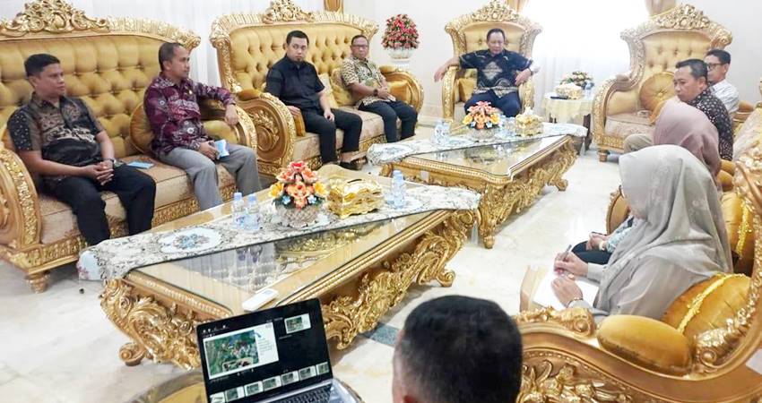 Suasana rapat pembahasan pembangunan Masjid Raya Gorontalo Islamic Center yang dipimpin oleh Gubernur Gusnar Ismail di rumah jabatan gubernur, Jumat (12/9/2025). (Foto : dok/pemprov)