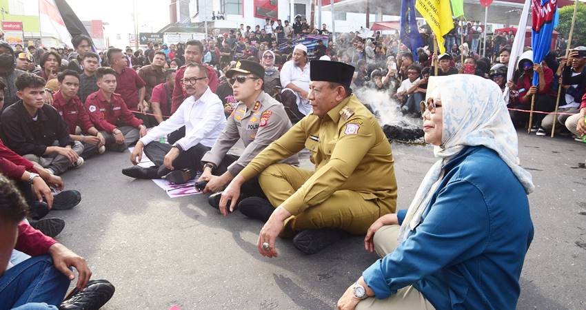 Gubernur, Wakil Gubernur, Kapolda dan Ketua DPRD Provinsi Gorontalo duduk bersama di atas aspal untuk berdialog langsung dengan massa demonstran di bundaran Saronde, Kota Gorontalo, Senin (1/9). (Foto – Haris/Diskominfotik).