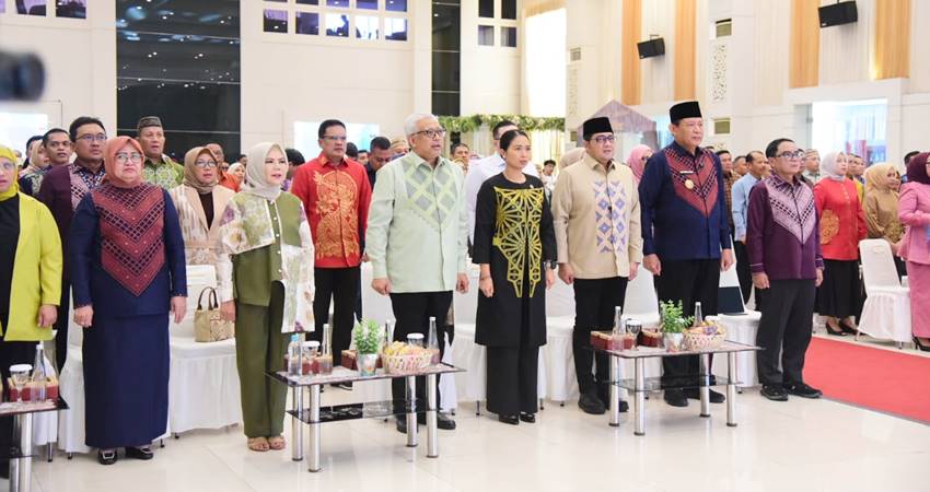 Menteri Ekonomi Kreatif, Wakil Menteri Pariwisata, Gubernur Gorontalo, Wakil Gubernur, Kepala Bank Indonesia Gorontalo, dan stakeholder lainnya, saat menghadiri Hulonthalo Art and Craft Festival (HACF) di GPCC Kota Gorontalo, Sabtu (27/9). (Foto – Nova/Diskominfotik).