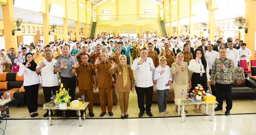 Wakil Gubernur Gorontalo Idah Syahidah Rusli Habibie (tengah) bersama mencanangkan Komunitas Pemuda dan Pelajar Pencinta Hak Asasi Manusia (Kopeta HAM) di aula SMK Negeri 1 Kota Gorontalo, Senin (29/9). (foto : diskominfotik)