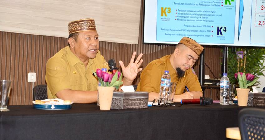 Sekretaris Daerah Sofian Ibrahim saat membuka rapat teknis peta jalan pengendalian inflasi TPID Provinsi Gorontalo tahun 2025-2027 bertempat di Naffil Cafe and Resto, Kecamatan Tilongkabila, Senin (15/9). (Foto : Mila/diskominfotik)