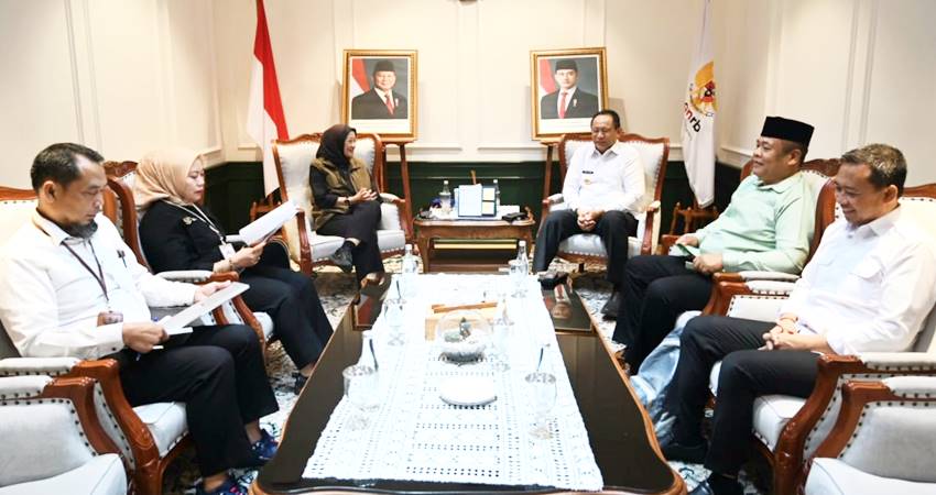 Suasana pertemuan Gubernur Gusnar Ismail dengan Menteri PAN-RB Rini Widyantini di Kantor KemenPAN-RB, Jakarta, Selasa (16/9/2025). (Foto : Timko Gubernur)