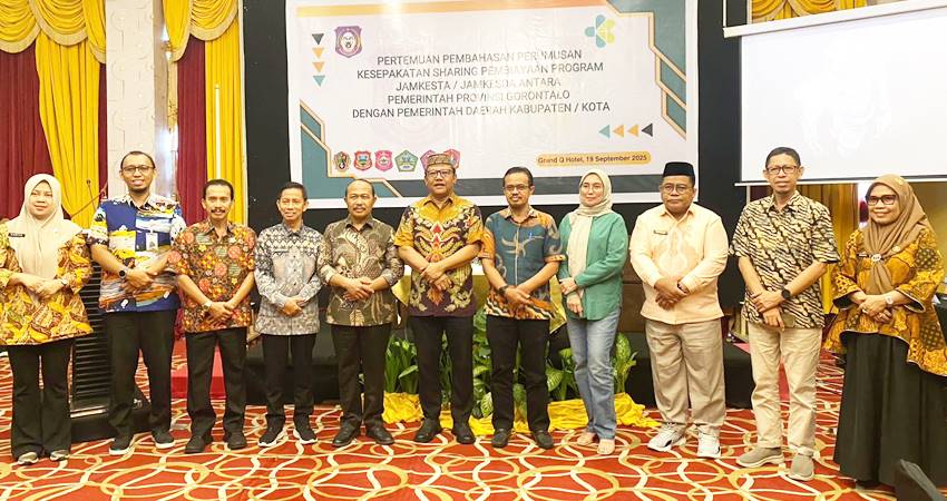 Sekretaris Daerah Provinsi Gorontalo Sofian Ibrahim (tengah) bersama unsur pemerintah daerah kabupaten/kota dan stakeholder terkait pada pertemuan kesepakatan sharing pembiayaan Jamkesda di Hotel Grand Q, Jumat (19/9). (Foto : Nadia/diskominfotik)