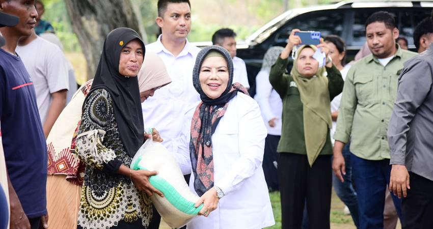 Wakil Gubernur Gorontalo Idah Syahidah Rusli Habibie saat menyerahkan bantuan beras Cadangan Pangan Pemerintah (CPP) Provinsi Gorontalo, di Kecamatan Tilamuta, Kabupaten Boalemo, Rabu (10/9). (Foto – Fadly/Diskominfotik)
