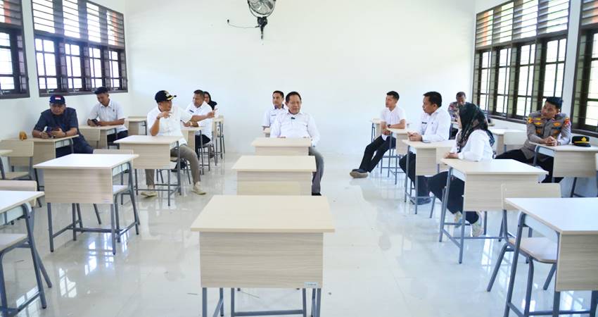 Gubernur Gorontalo Gusnar Ismail didampingi Wabup Boalemo Lahmudin Hambali saat meninjau ruang kelas sekolah Rakyat Rintisan di Desa Tutulo Kecamatan Botumoito Kabupaten Boalemo, Rabu (24/9). (Foto : Bahrian/pemprov)