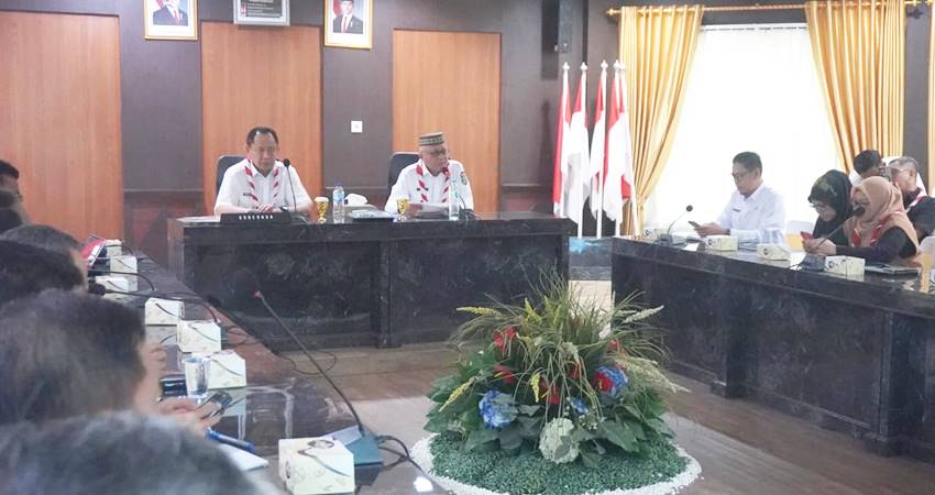 Gubernur Gusnar Ismail didampingi Ketua Kwarda Gorontalo Sofyan Puhi, memimpin rapat persiapan Peran Saka Nasional di Ruangan Huyula, Gubernuran Gorontalo, Rabu (10/9/2025). (Foto : Valen/pemprov)