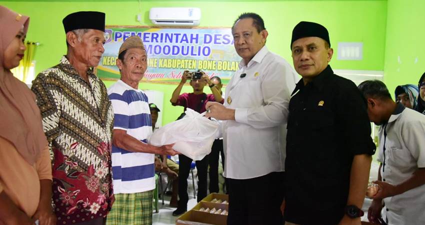 Gubernur Gorontalo Gusnar Ismail menyerahkan pangan di Desa Moodulio, Kecamatan Bone Selatan. (Foto – Ryan Diskominfotik).