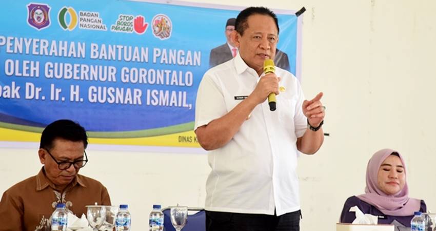 Gubernur Gorontalo Gusnar Ismail saat menyampaikan arahan pada kegiatan penyaluran bantuan penanggulangan kerawanan pangan di Desa Tihu, Kecamatan Bone Pantai, Kabupaten Bone Bolango, Kamis (18/9). (Foto : Haris/diskominfotik)