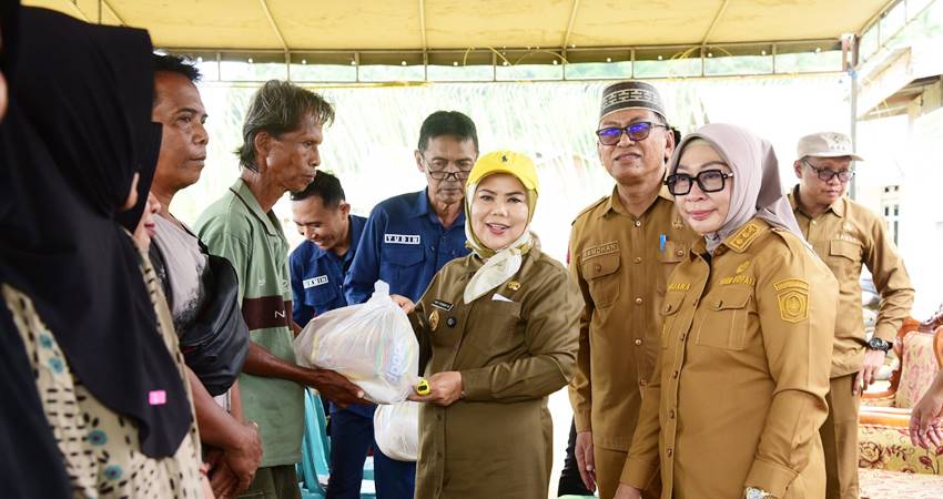 Wakil Gubernur Gorontalo Idah Syahidah Rusli Habibie bersama masyarakat penerima bantuan rawan pangan bergizi di Dusun Baruga Desa Malambe, Ponelo Kepulauan, Gorontalo Utaara, Selasa, (23/9). (Foto – Nova/Diskominfotik)