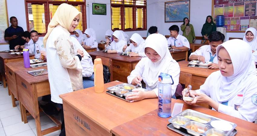 Wakil Gubernur Gorontalo Idah Syahidah Rusli Habibie saat meninjau langsung pelaksanaan Makan Bergizi Gratis di SMA Negeri 1 Telaga, Kabupaten Gorontalo, Kamis, (25/9). (Foto – Nova/Diskominfotik)