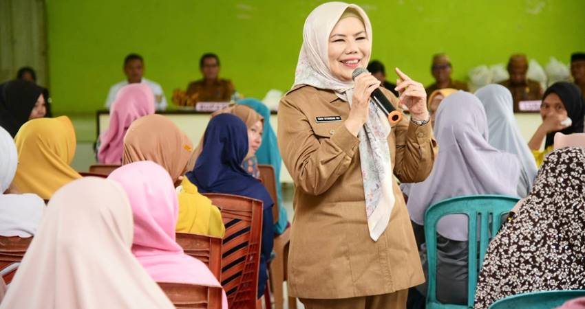 Wakil Gubernur Gorontalo Idah Syahidah Rusli Habibie saat memberikan sambutan pada penyerahan bantuan pangan di Kelurahan Tenilo, Kecamatan Limboto, Kabupaten Gorontalo, Selasa (9/9). (Foto – Fadly/Diskominfotik)