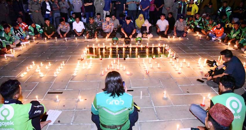 Gubernur Gusnar Ismail memberikan sambutan pada doa bersama para driver ojol di Lapangan Taruna Remaja, Kota Gorontalo,Ahad (31/8) malam. (Foto : Haris/diskominfotik)