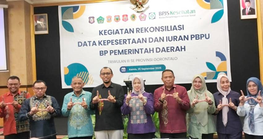Foto bersama pihak terkait setelah penandatanganan berita acara Rekonsiliasi Data Kepesertaan dan Iuran PBPU BP Pemerintah daerah dengan BPJS Kesehatan. Kamis, (25/09) di Hotel Grand Q Kota Gorontalo .