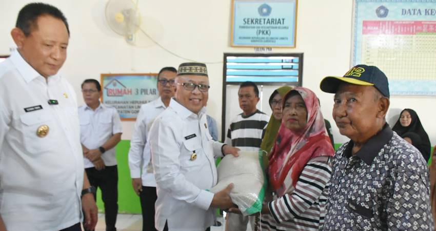 SIMBOLIS. Bupati Gorontalo Sofyan Puhi saat menyerahkan bantuan secara simbolis didampingi Gubernur Gorontalo Gusnar Ismail