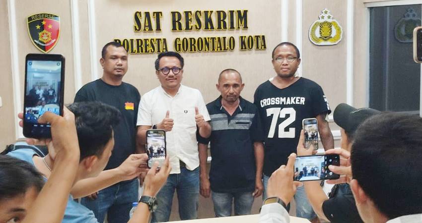 Edi Nurkamiden dan Rinto Sabuah akhir berdamai di Polresta Gorontalo Kota. Senin (8/9). (Foto: Natharahman/Gorontalo Post).
