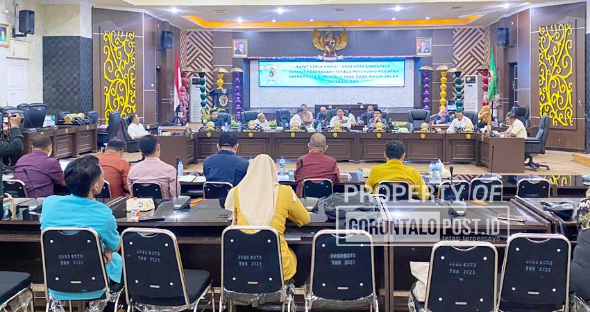 Rapat kerja Komisi I Dekot bersama Pemkot membahas TKPD Kota Gorontalo, Kamis (4/9/2025). (F. Diyanti/Gorontalo Post)