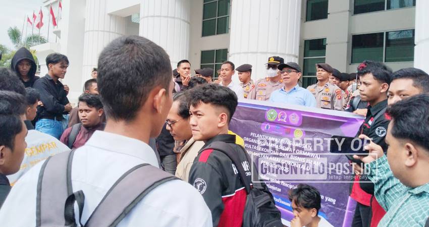 Unjuk rasa mahasiswa yang tergabung dalam aliansi mahasiwa dan aktifis peduli keadilan mendesak pemecatan salah satu anggota legislatif (Aleg) PKS di Deprov Gorontalo, kemarin (29/9). (foto : Jalal/Gorontalo Post)