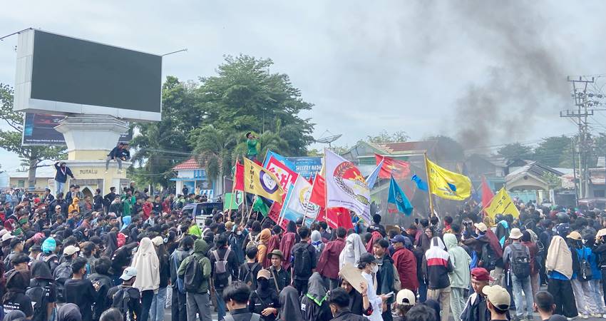 Ribuan mass aksi melakukan orasi di Perlimaan Telaga, Senin (1/9/2025). (F. Diyanti/Gorontalo Post)