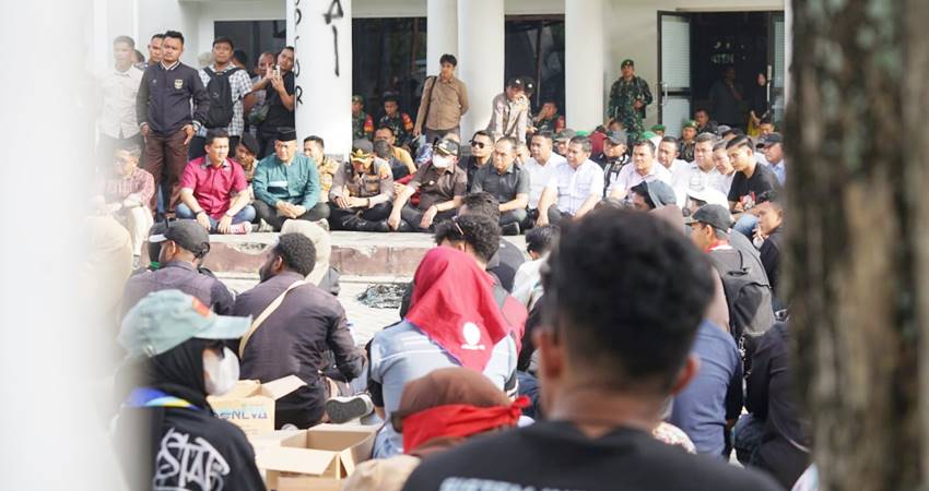 TERIMA. Bupati Gorontalo Sofyan Puhi, Kapolres Gorontalo dan Ketua DPRD bersama anggota DPRD saat duduk melantai bersama dengan mahasiswa saat mendengarkan orasi mereka