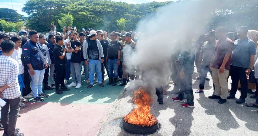 Aliansi Masyarakat Bersama Penambang Daerah (AMBEPEDA) melakukan aksi demonstrasi di kantor Pemda dan DPRD Pohuwato. Aksi tersebut dijaga ketat oleh personel gabungan Polres Pohuwato, TNI, BKO Polres Boalemo dan dari pihak Satpol PP.