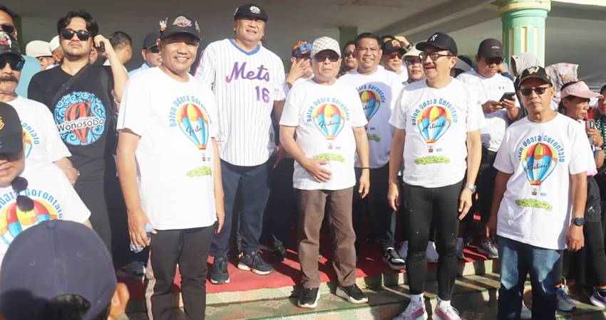 Wakil Ketua Deprov Gorontalo Ridwan Monoarfa menghadiri festival balon udara yang berlangsung di GOR David-Tony Limboto, Kabupaten Gorontalo, kemarin (7/9).