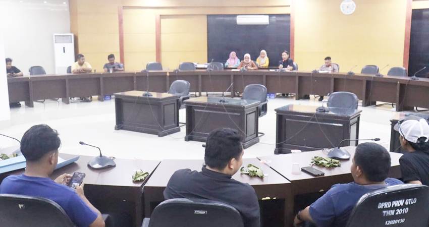 Anggota Deprov saat menerima mahasiswa dan masyarakat menyuarakan keresahan terhadap aktifitas tambang ilegal, pekan lalu.