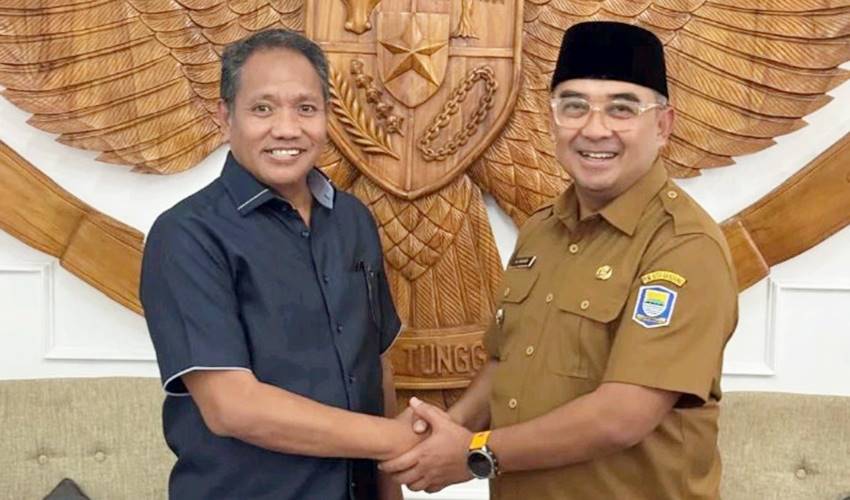Wakil Ketua Deprov Ridwan Monoarfa saat bertemu Wali Kota Bandung Mohammad Farhan, Rabu (17/9). ( Foto: Hms)