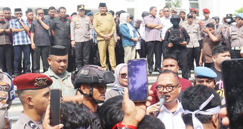 Ketua Deprov Gorontalo Thomas Mopili saat memberikan respon atas desakan perbaikan jalan ke Pinogu saat unjuk rasa, Selasa (2/9).