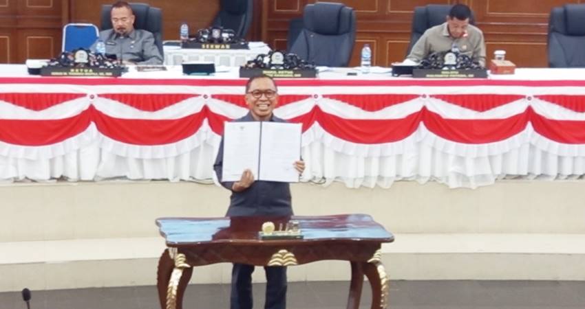 Wakil Ketua Deprov Gorontalo La Ode Haimudin menunjukkan surat keputusan penetapan tata tertib dalam rapat paripurna, kemarin (22/9).