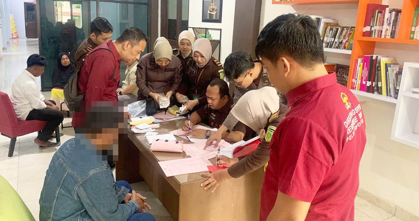 Penyerahan tersangka dan barang bukti oleh penyidik Polsek Kota Timur kepada pihak Kejaksaan Negeri Kota Gorontalo.