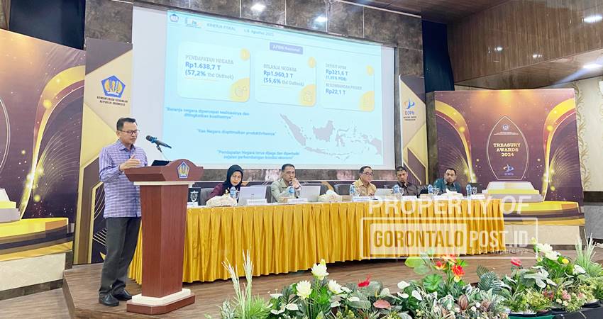 Kepala Kanwil Direktorat Jenderal Perbendaharaan (DJPb) Provinsi Gorontalo, Adnan Wimbyarto, saat memaparkan kinerja fiskal APBN Provinsi Gorontalo, Kamis (25/9/2025). (F. Diyanti/Gorontalo Post)