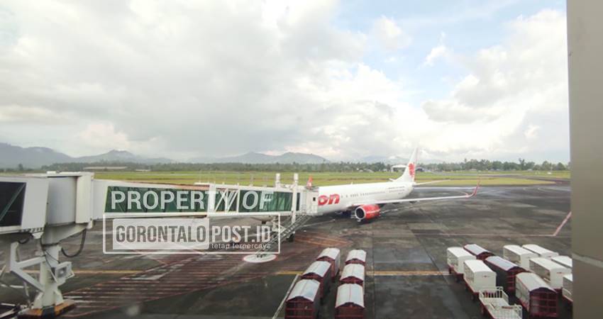 Pesawat Lion Air JT 892 Rute Makassar -Gorontalo saat menurunkan penumpang di Bandara Sam Ratulangi Manado Senin, (8/9/2025). Foto: Roy/Gorontalo Post)